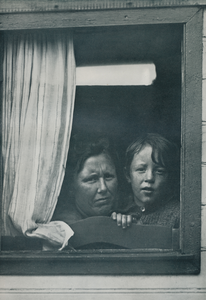 716614 Portret van woonwagenbewoonster, met vermoedelijk haar zoontje, vermoedelijk op het woonwagenkamp aan de ...